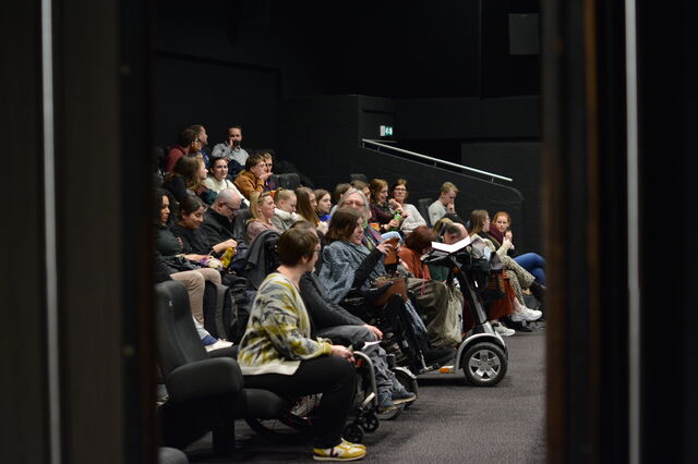 Toeschouwers in de zaal